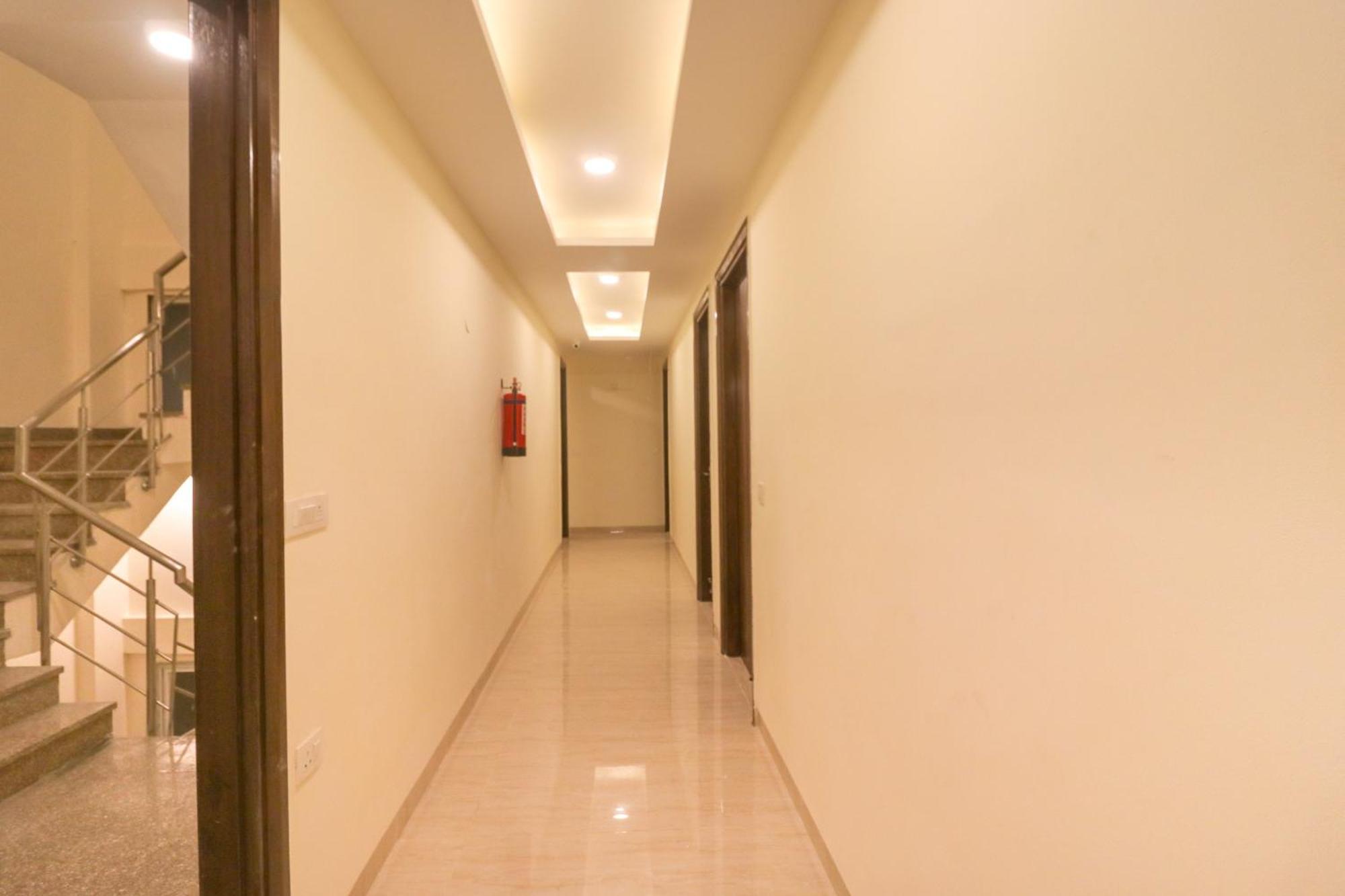 Super Hotel O Comfort Residency Near Artemis Hospital Γκουργκάον Εξωτερικό φωτογραφία